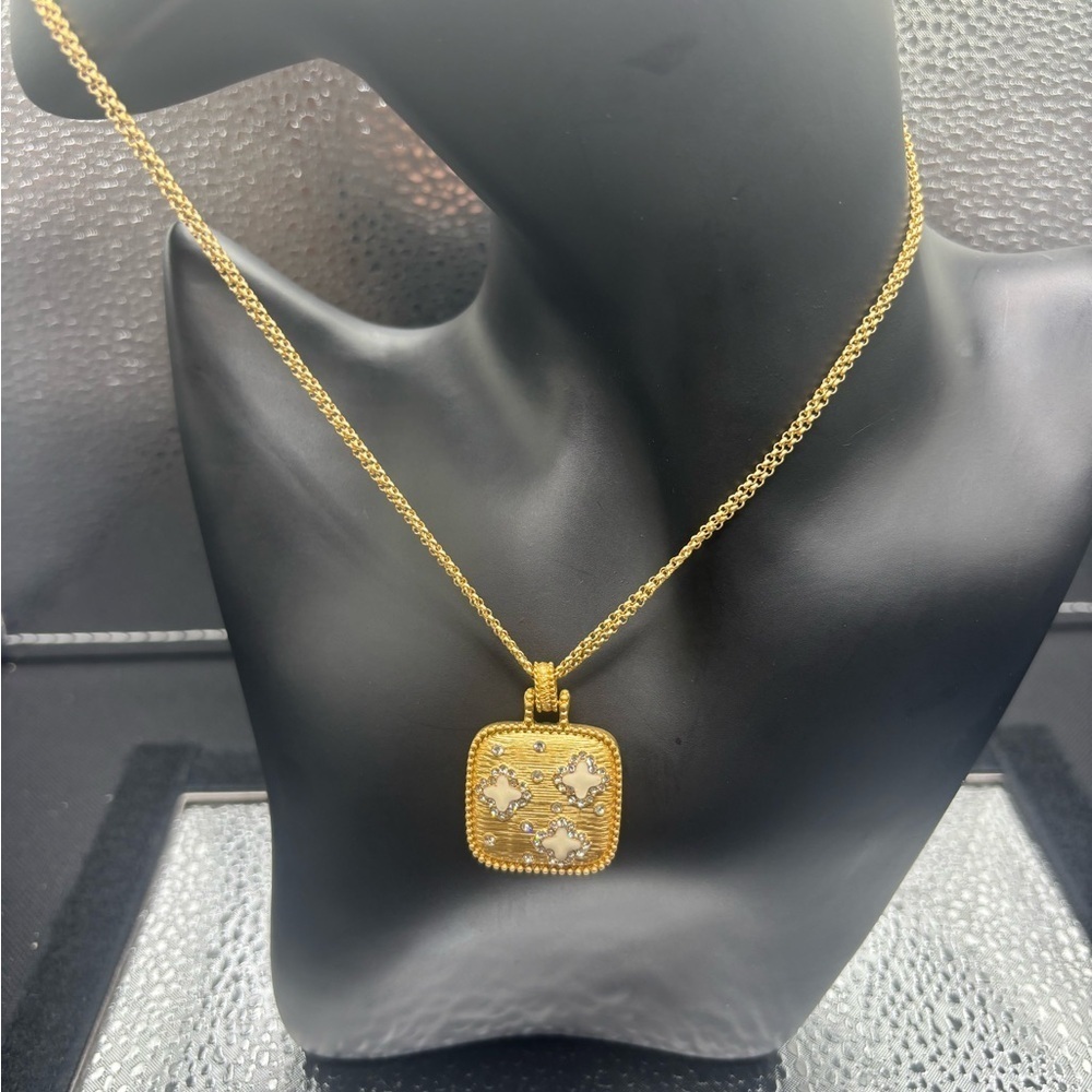 Elegant Gold Pendant Necklace With Mother of Pearl Charm Mat Gold Plated